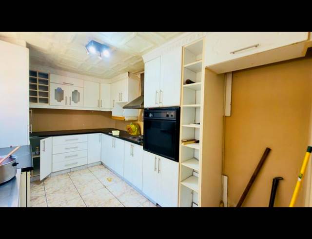 4 BEDROOM HOUSE FOR SALE IN UMLAZI BB